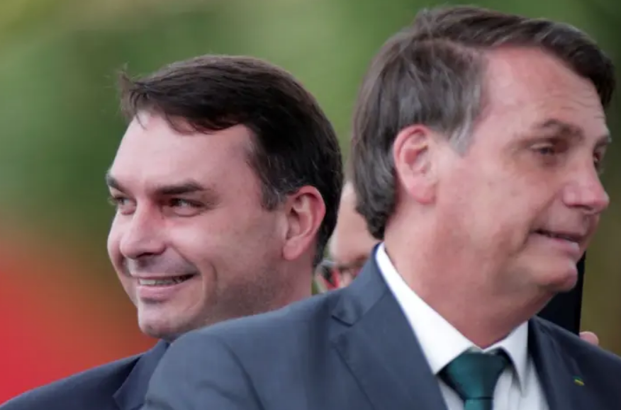 O senador Flávio Bolsonaro e o pai, o presidente Jair Bolsonaro, em Brasília