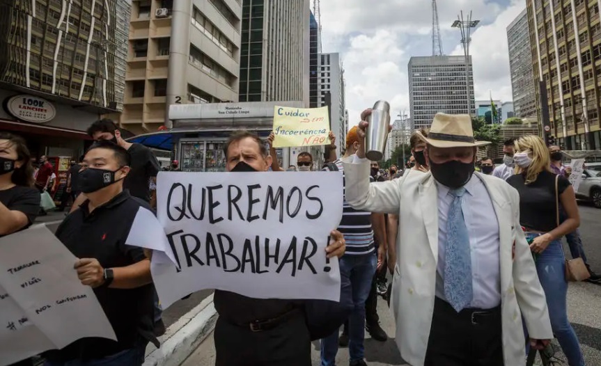 Trabalhadores do setor de bares e restaurantes protestam contra as restrições impostas em SP