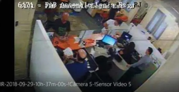 Queiroz na agência da Alerj, em imagem de câmera de segurança