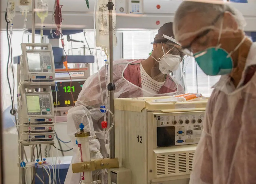 Equipe médica atuando em hospital de São Paulo no combate à pandemia de covid-19
