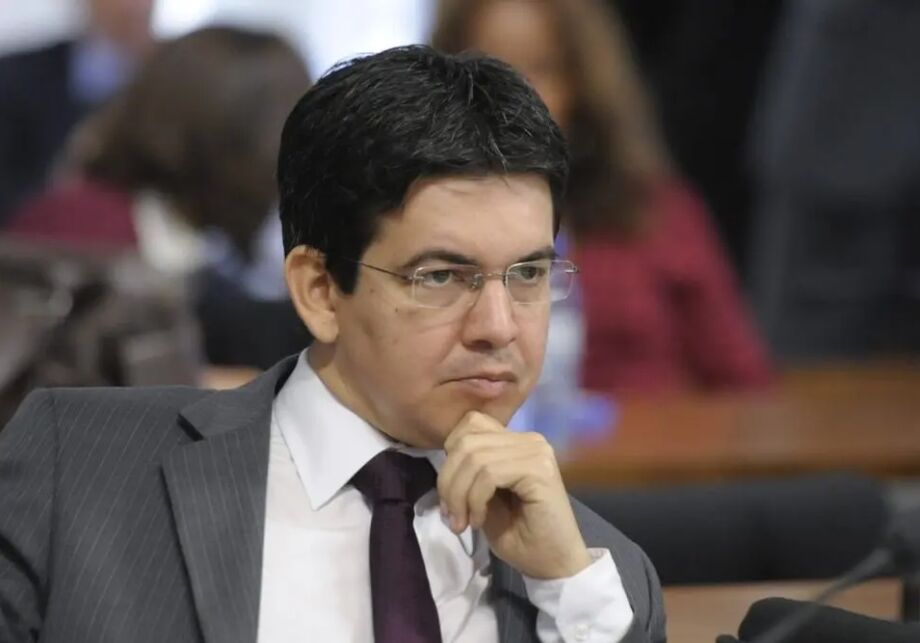 Randolfe afirma com frequência que a CPI foi responsável por trazer imunizantes contra a doença ao País. O feito também é disputado por João Doria (PSDB), ex-governador de São Paulo.