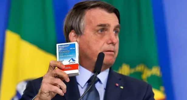 Jair Bolsonaro com uma caixa de Cloroquina