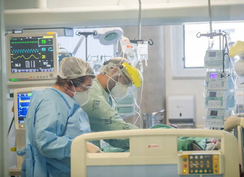 SP interna 3 pacientes por covid a cada 2 minutos