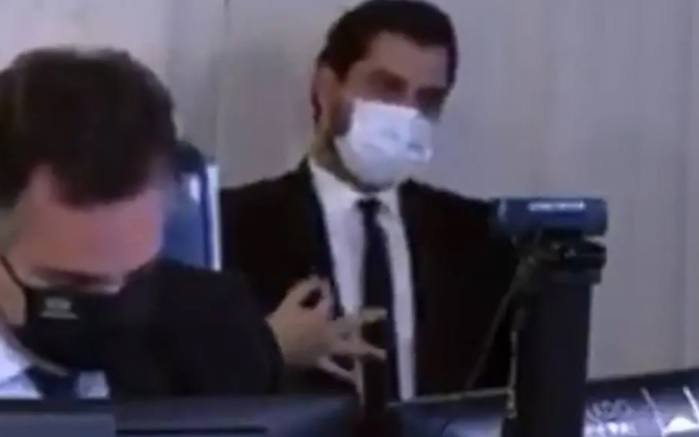 Filipe Martins faz gesto controverso durante sessão com chanceler no Senado