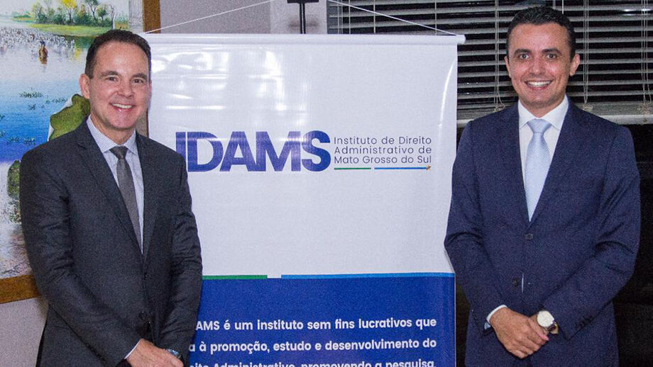 O presidente e editor da Editora Fórum, Luís Cláudio Rodrigues Ferreira, e o presidente do IDAMS, João Paulo Lacerda