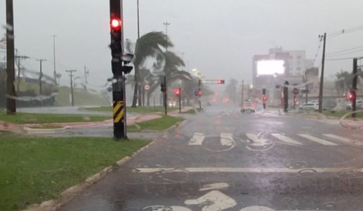 As condições esperadas para o dia são de céu parcialmente nublado a nublado, com pancadas de chuva em todas as áreas