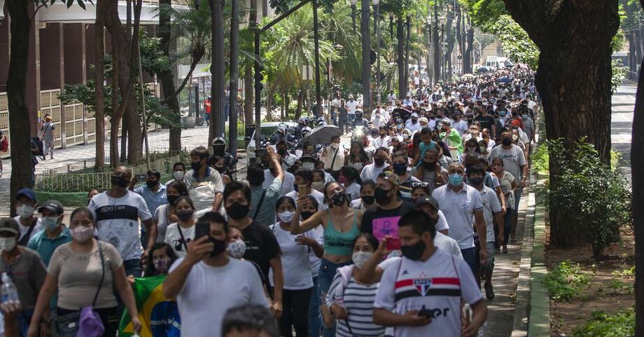 Na fase emergencial, centro de SP esvaziado tem fila por almoço e passeata