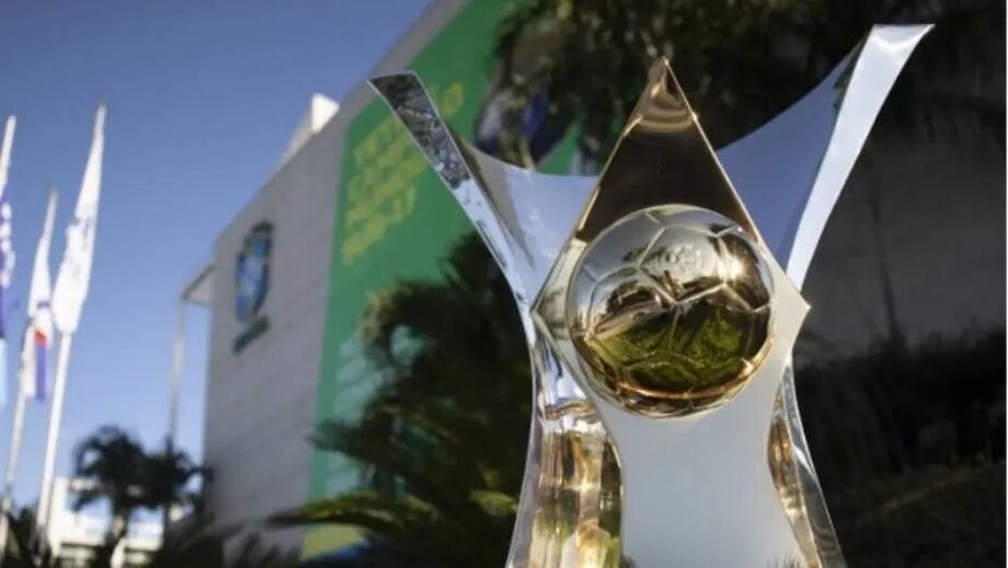 Troféu do Brasileirão na frente da sede da CBF