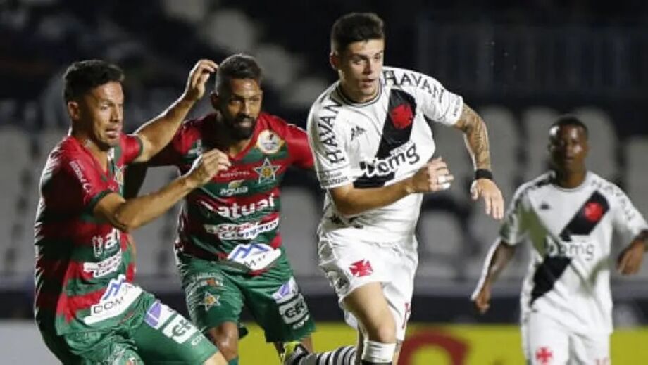 Gabriel Pec tenta jogada na derrota do Vasco diante da Portuguesa