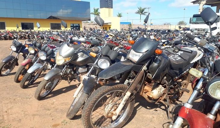 Segundo consta, os 328 veículos e agregados listados no Edital estão armazenados em pátio aberto