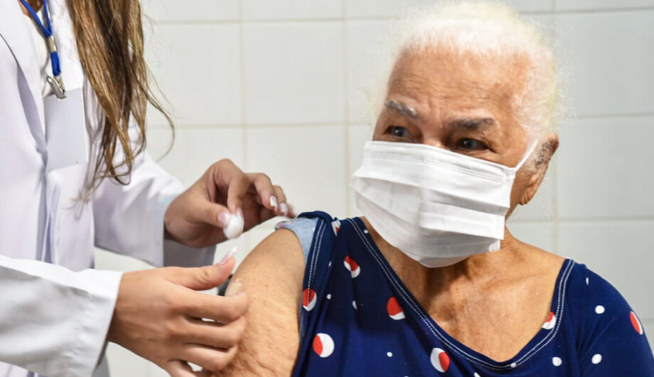 Amanhã, dia 02, vacinam pessoas de 98, 97 e 96 anos