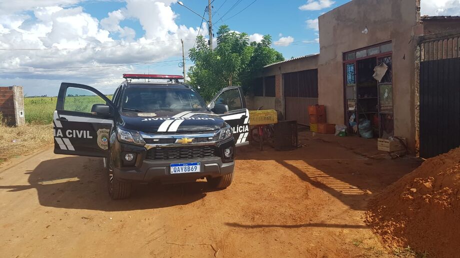 Diante da confirmação da comercialização de drogas no local, foi realizado o fechamento do estabelecimento e o suspeito foi preso
