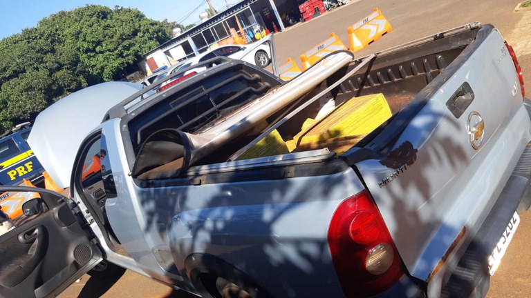 A droga foi localizada no compartimento de carga do veículo Gm/Montana, abordado por policiais rodoviários federais no km 385 da BR-060