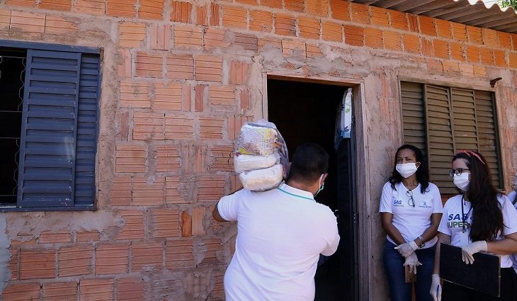 Entrega de cestas no Estrela o Sul