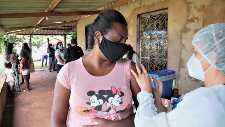 Prefeitura imuniza adultos e trabalhadores da comunidade quilombola contra Covid-19