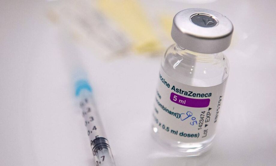 Foto mostra doses preparadas da vacina da AstraZeneca contra o a Covid-19