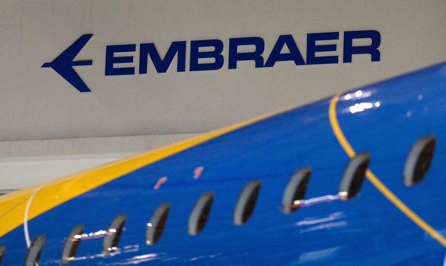Ainda impactada pela pandemia do novo coronavírus, a Embraer teve prejuízo líquido de R$ 489,8 milhões no primeiro trimestre de 2021, melhorando a perda de R$ 1,276 bilhão vista um ano antes
