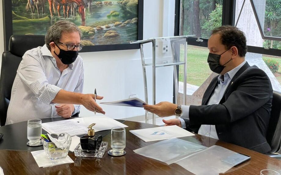 O conselheiro Iran Coelho das Neves, atual presidente do TCE-MS, recebeu a diretoria da Sanesul