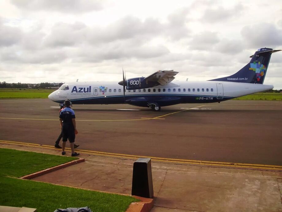 Avião da Azul no aeroporto de Dourados antes da suspensão dos voos em março
