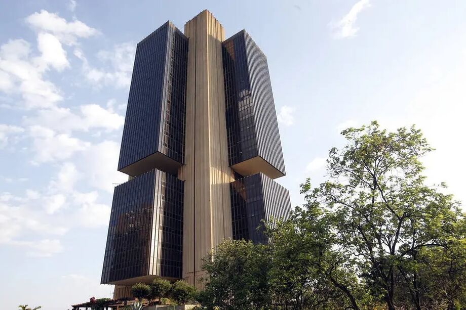 Dados divulgados pelo Banco Central mostram que a taxa média de juros no crédito livre caiu de 28,5% ao ano em janeiro para 28,1% ao ano em fevereiro