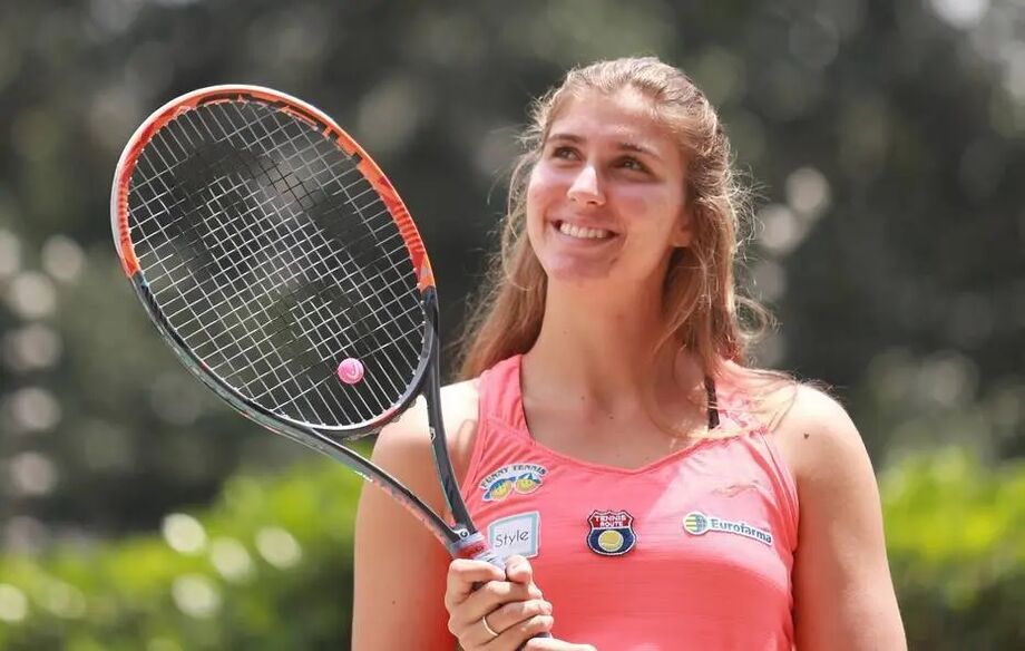 A paulista fez 7/6 (7/2) e 6/1 na belga Ysaline Bonaventure, 128.ª colocada do ranking da WTA