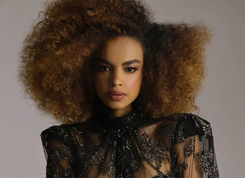 Identidade. Muito além de estética. A atriz Lucy Ramos