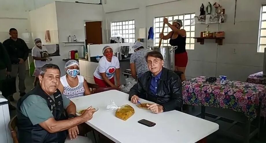 Bolsonaro fez a transmissão ao vivo durante uma visita ao Centro Social da Conferência Nacional dos Bispos do Brasil (CNBB), que distribui sopas em Itapoã, região administrativa do Distrito Federal