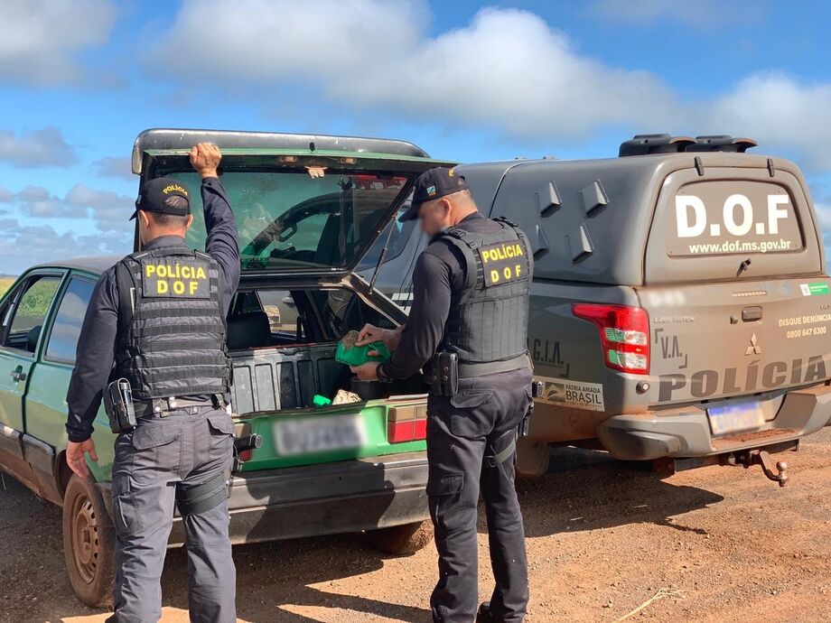 Policiais do Departamento de Operações de Fronteira (DOF) apreenderam, na manhã de ontem, um veículo VW Gol, de cor verde, carregado com 29,9 quilos de maconha