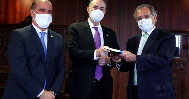 Almoço de Bolsonaro e embaixador do Reino Unido tem ministros e Eduardo Bolsonaro