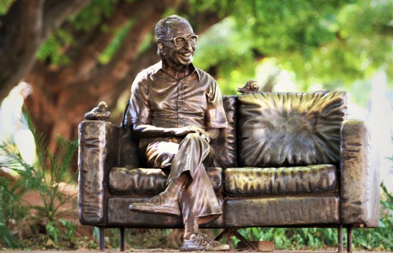 Estátua do poeta Manoel de Barros teve pé arrancado