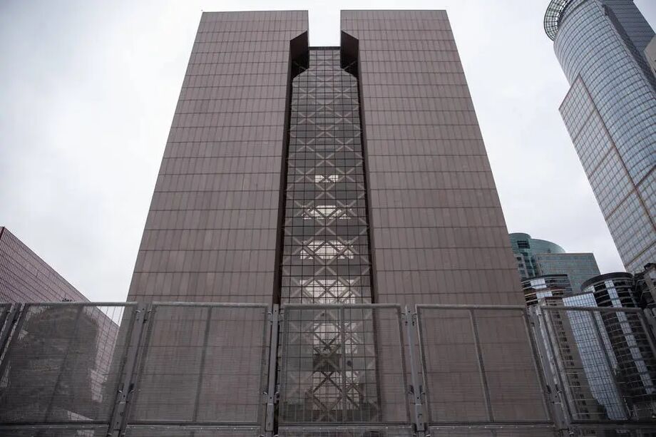 Portões de segurança ao redor do Centro Governamental do Condado de Hennepin, local do julgamento do ex-policial Derek Chauvin pela morte de George Floyd