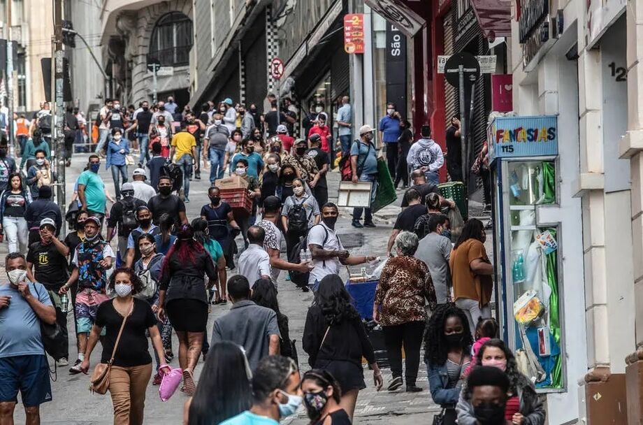 Movimentação em lojas na rua 25 de Março, em São Paulo