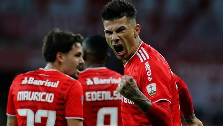 Víctor Cuesta comemora gol na vitória do Internacional sobre o Deportivo Táchira