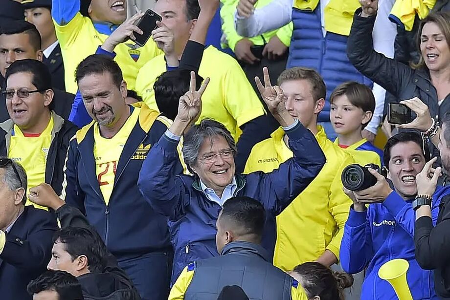 Candidato presidencial do Equador Guillermo Lasso durante jogo contra a Colômbia
