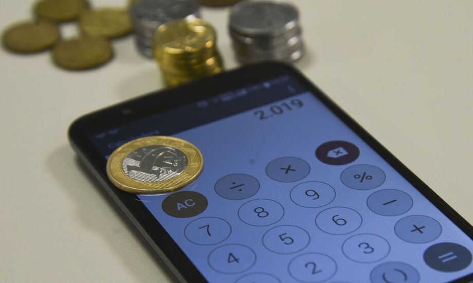 Os juros futuros operam perto dos ajustes de ontem, com viés de baixa nos longos e médios, em linha com o dólar e juros dos Treasuries