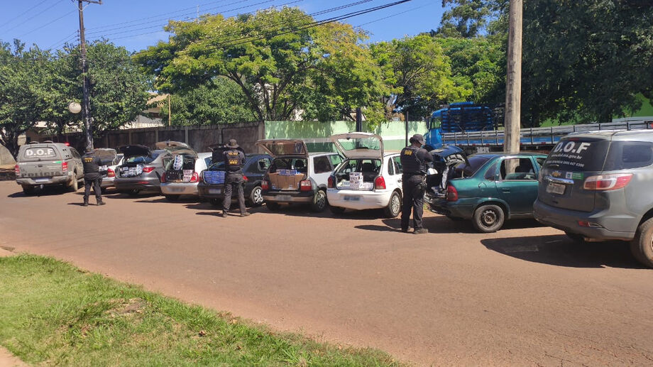 Os militares visualizaram o momento em que o condutor do veículo Renault Clio, de cor prata, realizou uma manobra brusca de retorno e adentrou em uma pousada