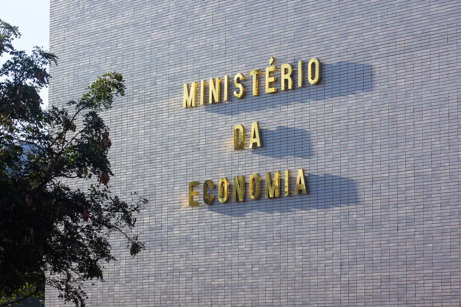 Estudo do Ministério da Economia aponta que foram economizados bilhões em juros nos últimos 50 meses.