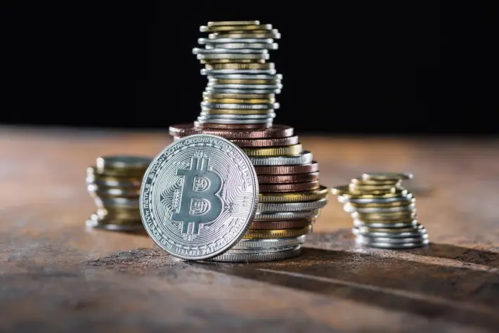 Representação de Bitcoin empilhado como moedas