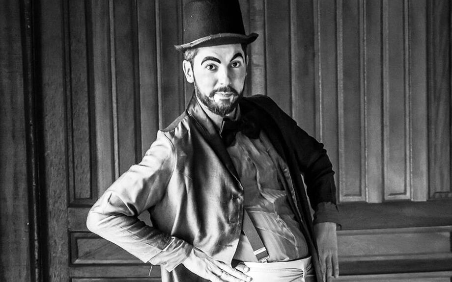 Thiago Moura é poeta, ator, produtor cultural e autor dos livros Sonsnêtos em Sol Maior e Sonsnêtos em Lua Cheia