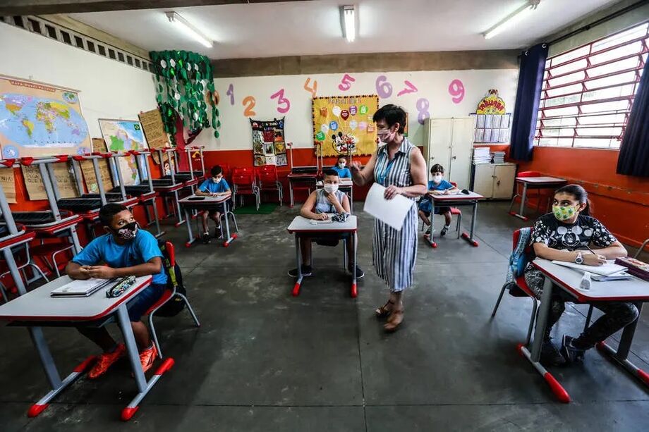 Sindicato pede que todos os professores sejam imunizados, sem distinção de idade