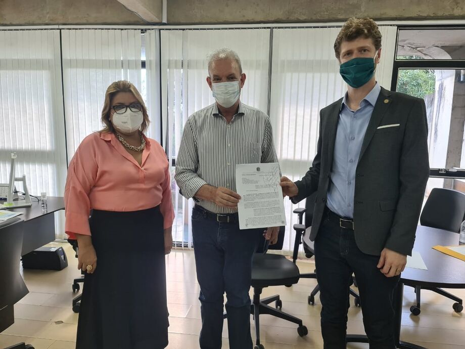 O presidente do CRMV-MS, Rodrigo Piva esteve reunido com o secretário de estado de Saúde, Geraldo Resende e com a secretária-adjunta de Saúde, Christine Maymone