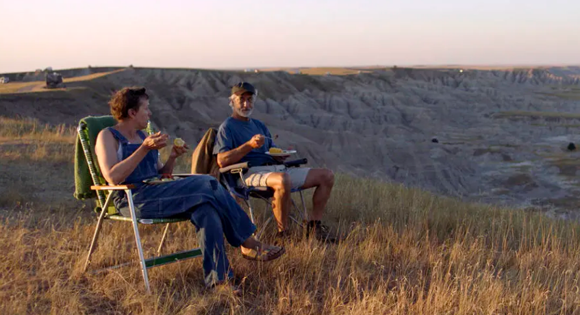 Frances McDormand, esquerda, e David Strathairn em 'Nomadland'