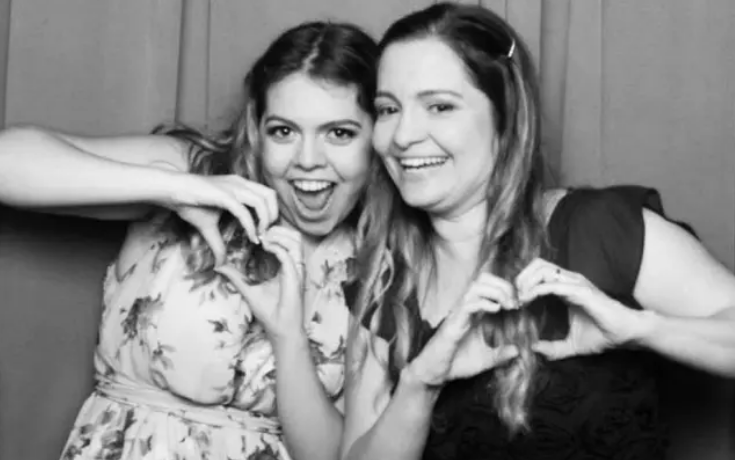 Bia, filha da dubladora Ana Lucia Menezes, compartilhou uma homenagem para mãe