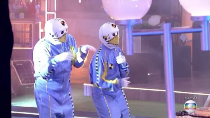 Boninho invade festa do BBB vestido de dummy e gera desconfiança entre os brothers