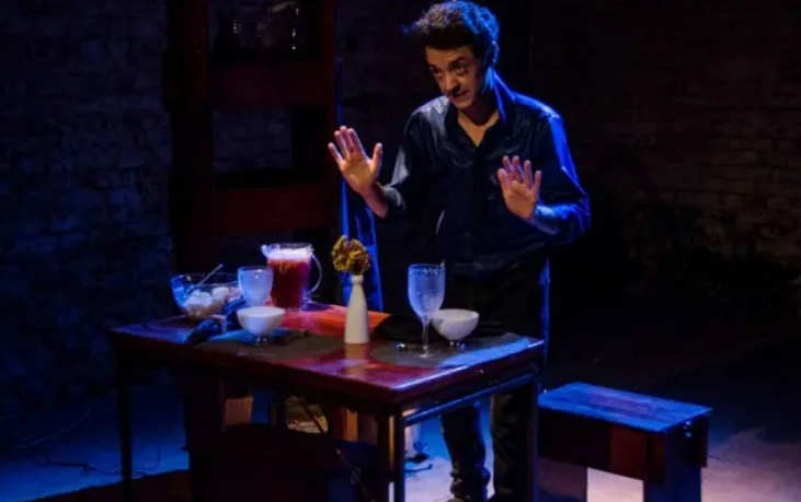 João Bresser faz papel solo em teatro de objetos Foto: Arô Ribeiro