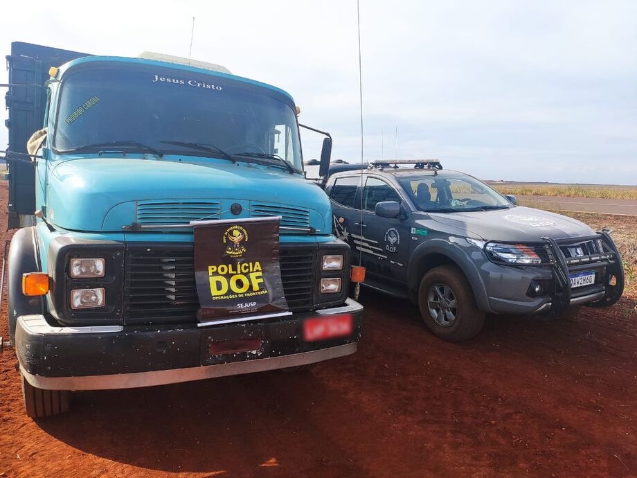 Policiais do Departamento de Operações de Fronteira (DOF) recuperaram, na tarde de sexta-feira, um caminhão Mercedes-Benz de cor azul furtado na cidade de Itápolis (SP)