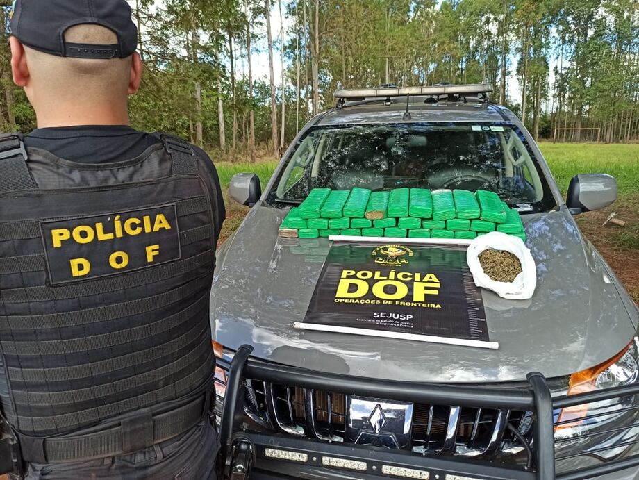 Policiais do Departamento de Operações de Fronteira (DOF) localizaram, na tarde de ontem, uma bolsa preta com 24,2 quilos de maconha