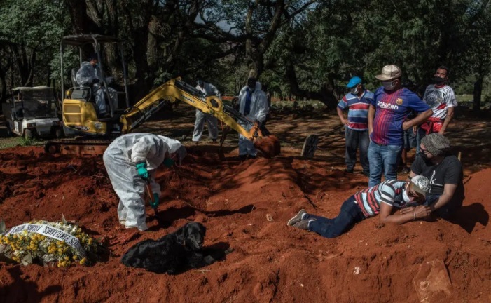 Coveiros durante enterro no cemitério de Vila Formosa, em São Paulo