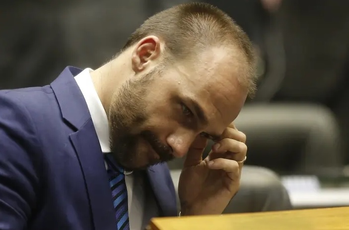 O deputado federal Eduardo Bolsonaro (PSL-RJ) estava impedido de publicar na rede social