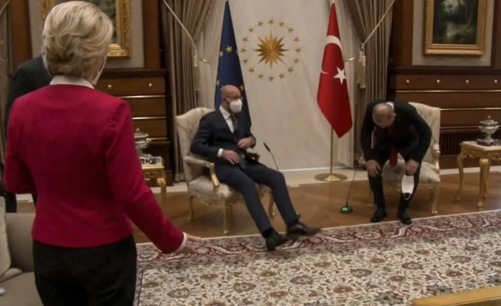 Ursula von der Leyen (de costas) teve de ficar em pé em encontro com Erdogan (dirita) e Charles Michel (centro)